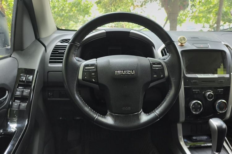 Used Isuzu D-MAX 2018 3.0T Two-Wheel Drive Automatic Elite Version 4JJ1-TC HI Steering Wheel