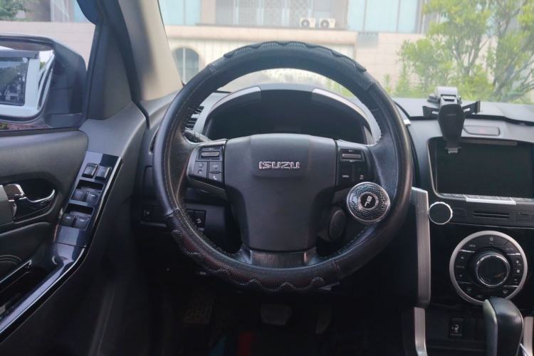 Used Isuzu D-MAX 2018 3.0T Four-Wheel Drive Automatic Ultra-Luxury Version 4JJ1-TC HI Steering Wheel