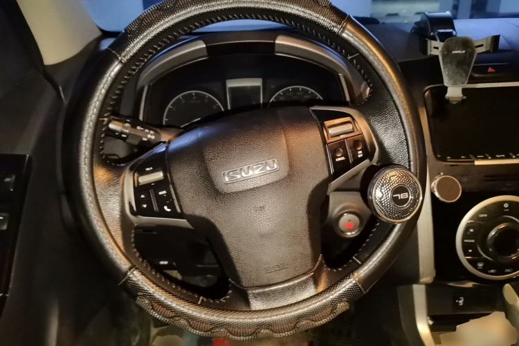Used Isuzu D-MAX 2018 3.0T Four-Wheel Drive Automatic Ultra-Luxury Version 4JJ1-TC HI Steering Wheel