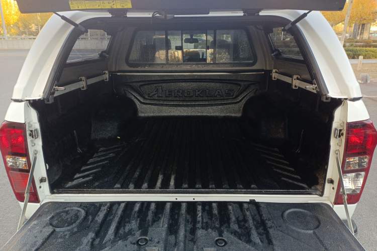Used Isuzu D-MAX 2018 3.0T Four-Wheel Drive Automatic Ultra-Luxury Version 4JJ1-TC HI Trunk