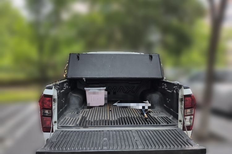 Used Isuzu D-MAX 2018 3.0T Two-Wheel Drive Automatic Elite Version 4JJ1-TC HI Trunk