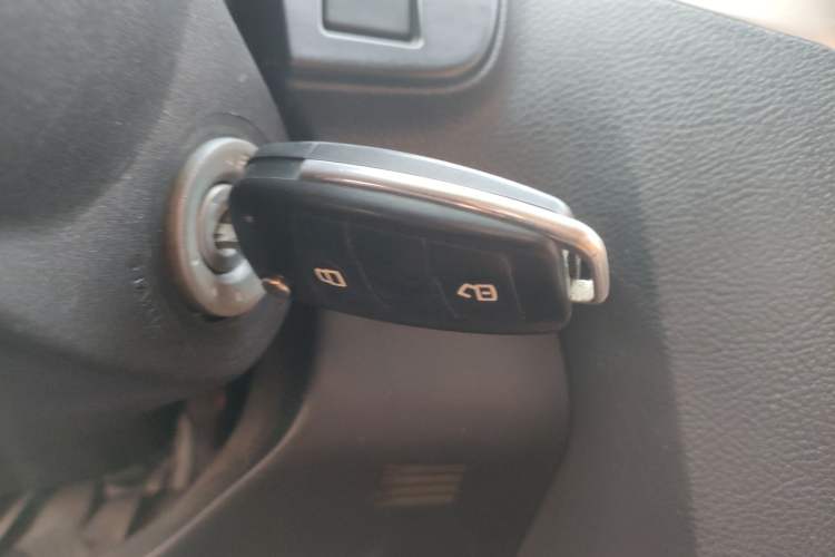Used Isuzu D-MAX 2018 2.5T Four-Wheel Drive Base Version JE4D25Q5A Vehicle Key