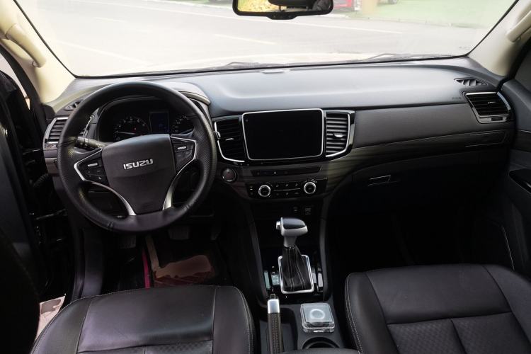 Used Isuzu D-MAX 2019 3.0T Four-Wheel Drive Automatic Ultra-Luxury Version 4JJ1-TC HI Interior 2