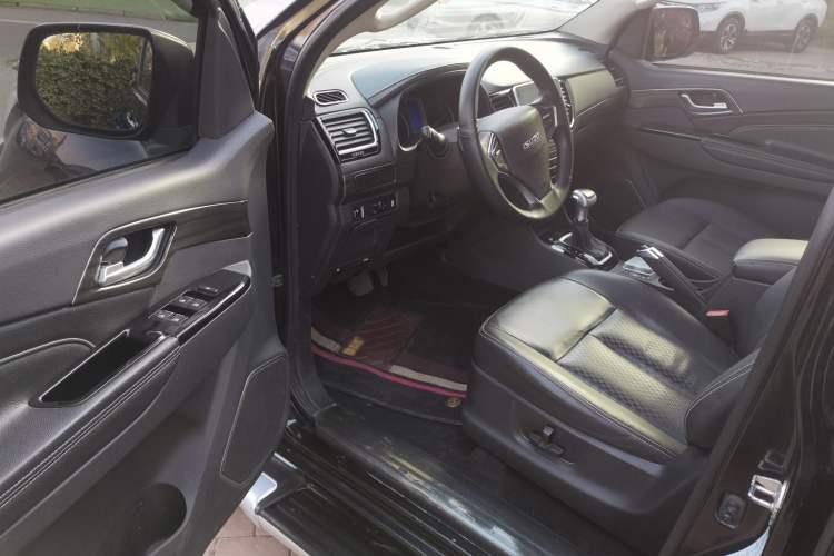 Used Isuzu D-MAX 2019 3.0T Four-Wheel Drive Automatic Ultra-Luxury Version 4JJ1-TC HI Interior 3
