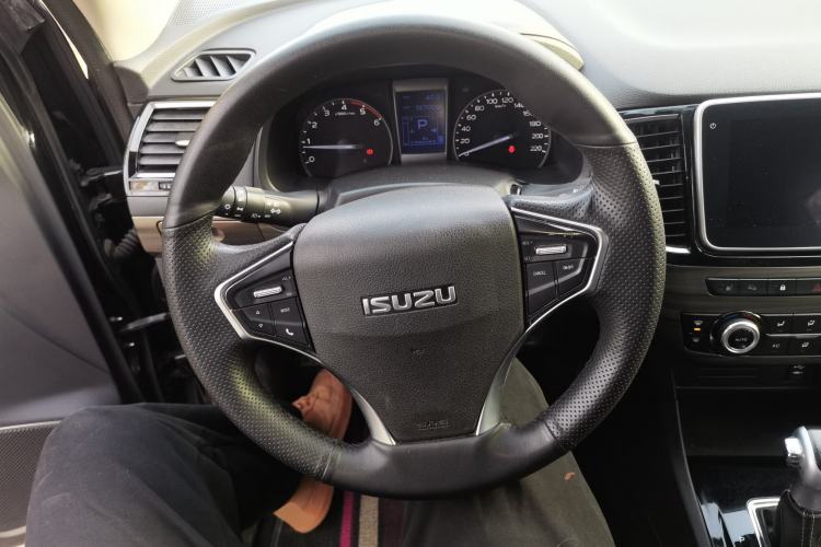 Used Isuzu D-MAX 2019 3.0T Four-Wheel Drive Automatic Ultra-Luxury Version 4JJ1-TC HI Steering Wheel