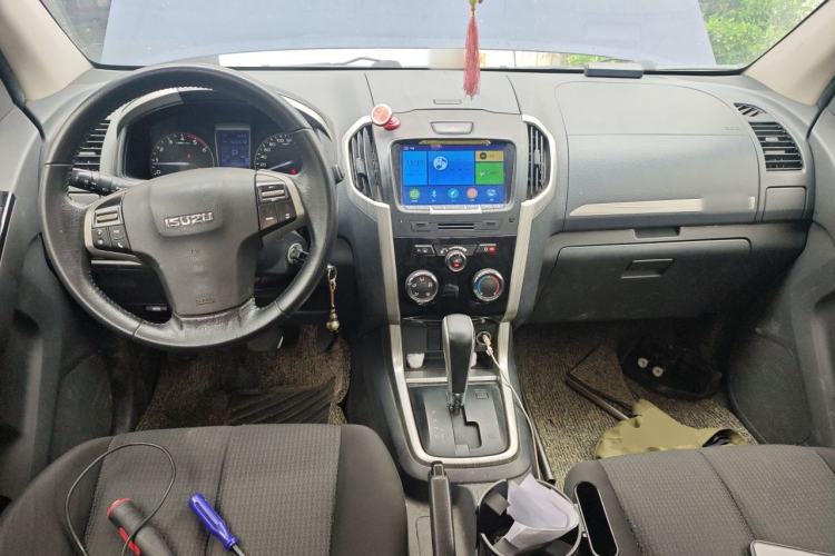 Used Isuzu D-MAX 2019 3.0T Two-Wheel Drive Automatic Elite Version 4JJ1-TC HI Center Console
