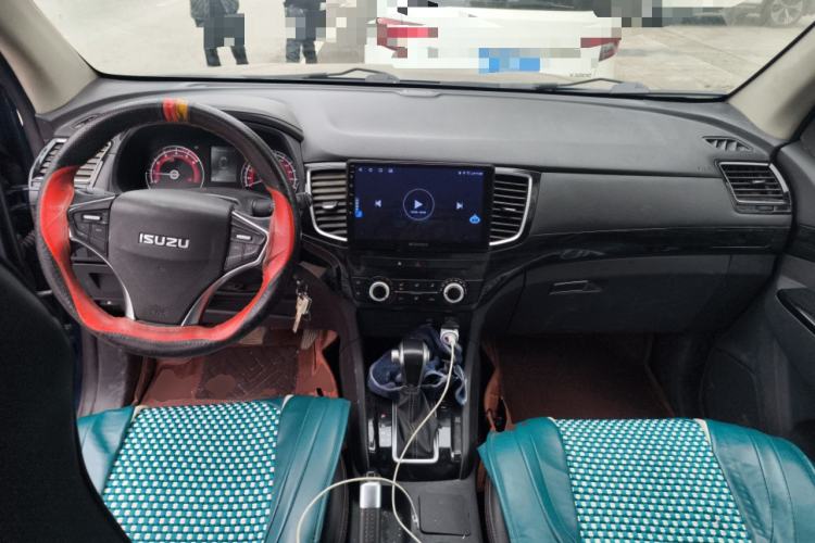 Used Isuzu D-MAX 2019 2.5T Two-Wheel Drive Automatic Base Version JE4D25Q5A Center Console