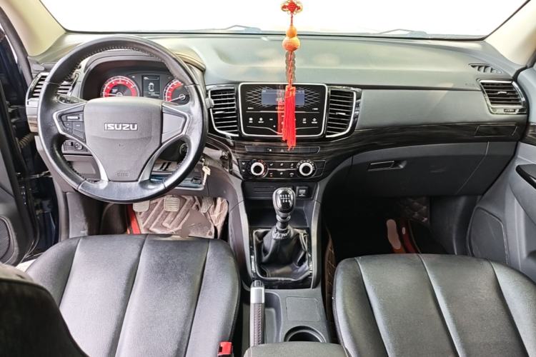 Used Isuzu D-MAX 2019 2.5T Two-Wheel Drive Manual Navigation Edition China VI Standard Extended Version JE4D25Q6A Center Console
