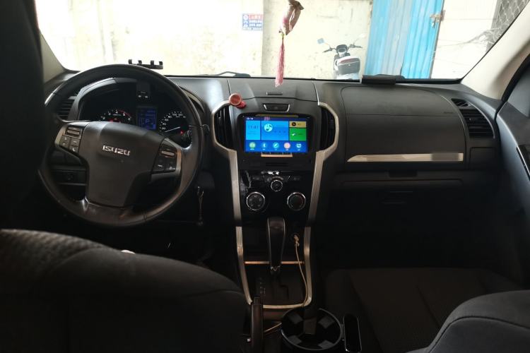Used Isuzu D-MAX 2019 3.0T Two-Wheel Drive Automatic Elite Version 4JJ1-TC HI Center Console