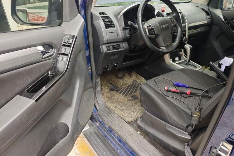 Used Isuzu D-MAX 2019 3.0T Two-Wheel Drive Automatic Elite Version 4JJ1-TC HI Driver Seat