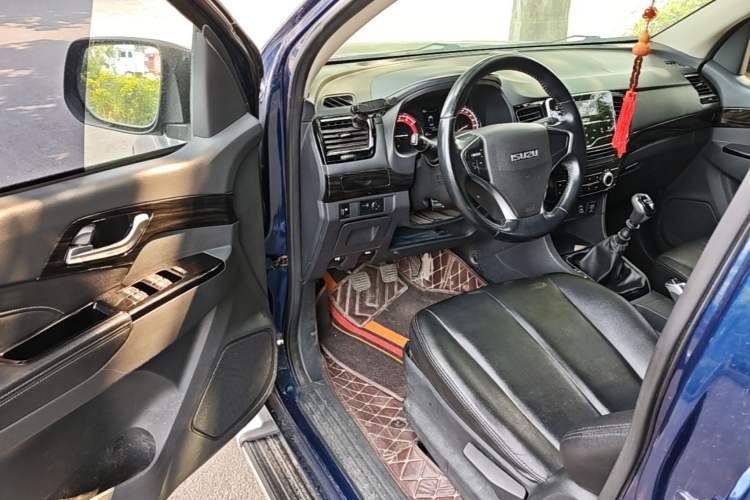 Used Isuzu D-MAX 2019 2.5T Two-Wheel Drive Manual Navigation Edition China VI Standard Extended Version JE4D25Q6A Driver Seat