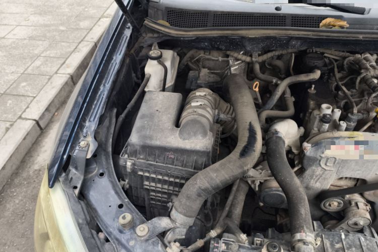 Used Isuzu D-MAX 2019 2.5T Two-Wheel Drive Automatic Base Version JE4D25Q5A Engine Bay Right
