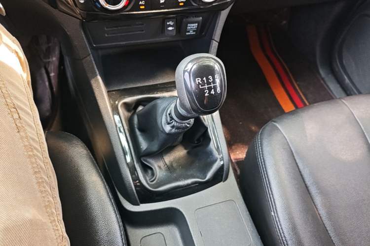 Used Isuzu D-MAX 2019 2.5T Two-Wheel Drive Manual Navigation Edition China VI Standard Extended Version JE4D25Q6A Gear Lever