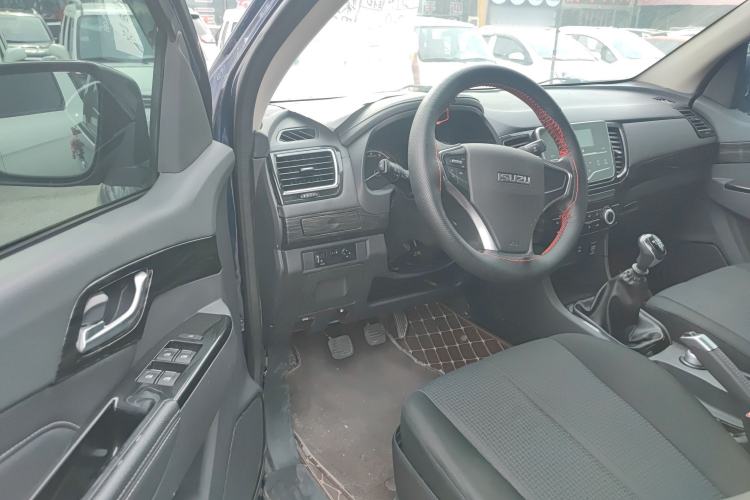 Used Isuzu D-MAX 2019 2.5T 4x4 Manual Basic Version Extended Length JE4D25Q5A Interior 2