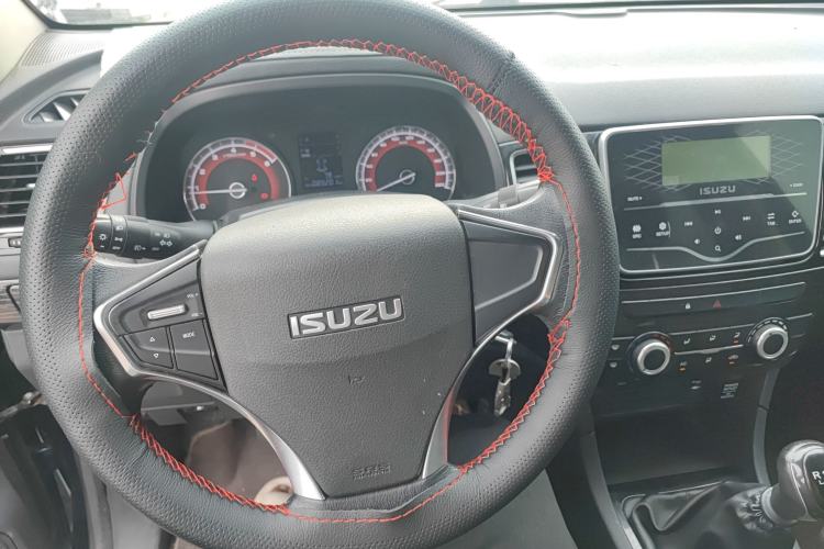 Used Isuzu D-MAX 2019 2.5T 4x4 Manual Basic Version Extended Length JE4D25Q5A Interior 3