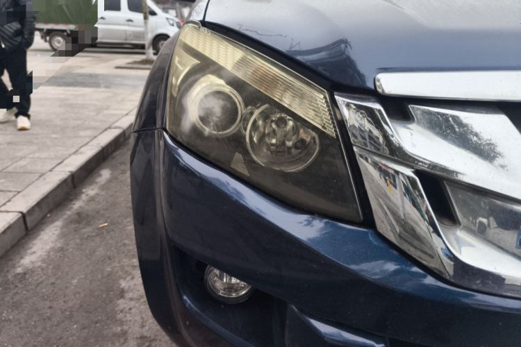 Used Isuzu D-MAX 2019 2.5T Two-Wheel Drive Automatic Base Version JE4D25Q5A Right Front Headlight