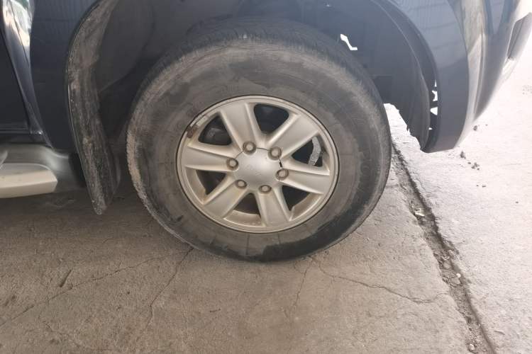 Used Isuzu D-MAX 2019 3.0T Two-Wheel Drive Automatic Elite Version 4JJ1-TC HI Right Front Wheel Hub