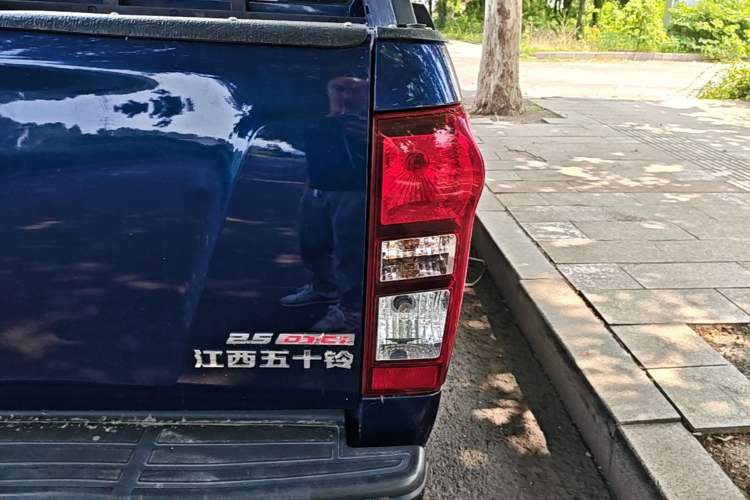 Used Isuzu D-MAX 2019 2.5T Two-Wheel Drive Manual Navigation Edition China VI Standard Extended Version JE4D25Q6A Right Rear Taillight