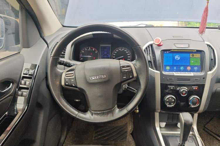 Used Isuzu D-MAX 2019 3.0T Two-Wheel Drive Automatic Elite Version 4JJ1-TC HI Steering Wheel