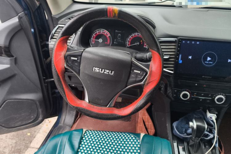 Used Isuzu D-MAX 2019 2.5T Two-Wheel Drive Automatic Base Version JE4D25Q5A Steering Wheel