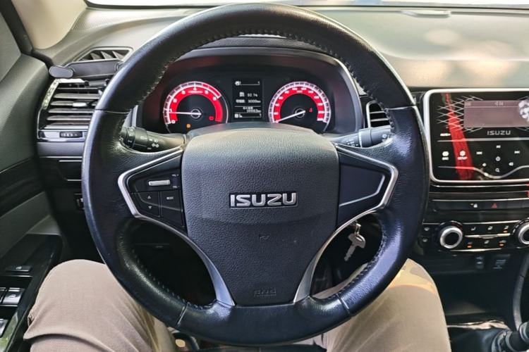Used Isuzu D-MAX 2019 2.5T Two-Wheel Drive Manual Navigation Edition China VI Standard Extended Version JE4D25Q6A Steering Wheel