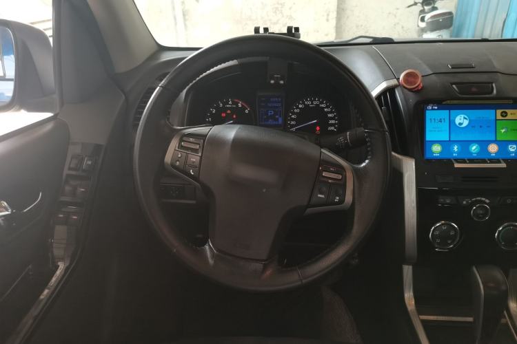 Used Isuzu D-MAX 2019 3.0T Two-Wheel Drive Automatic Elite Version 4JJ1-TC HI Steering Wheel