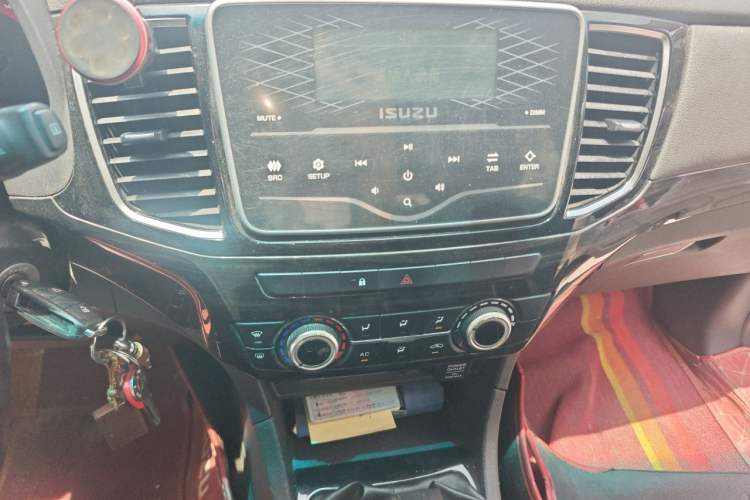 Used Isuzu D-MAX 2019 2.5T Two-Wheel Drive Manual Base Version JE4D25Q5A Audio And AC Panel