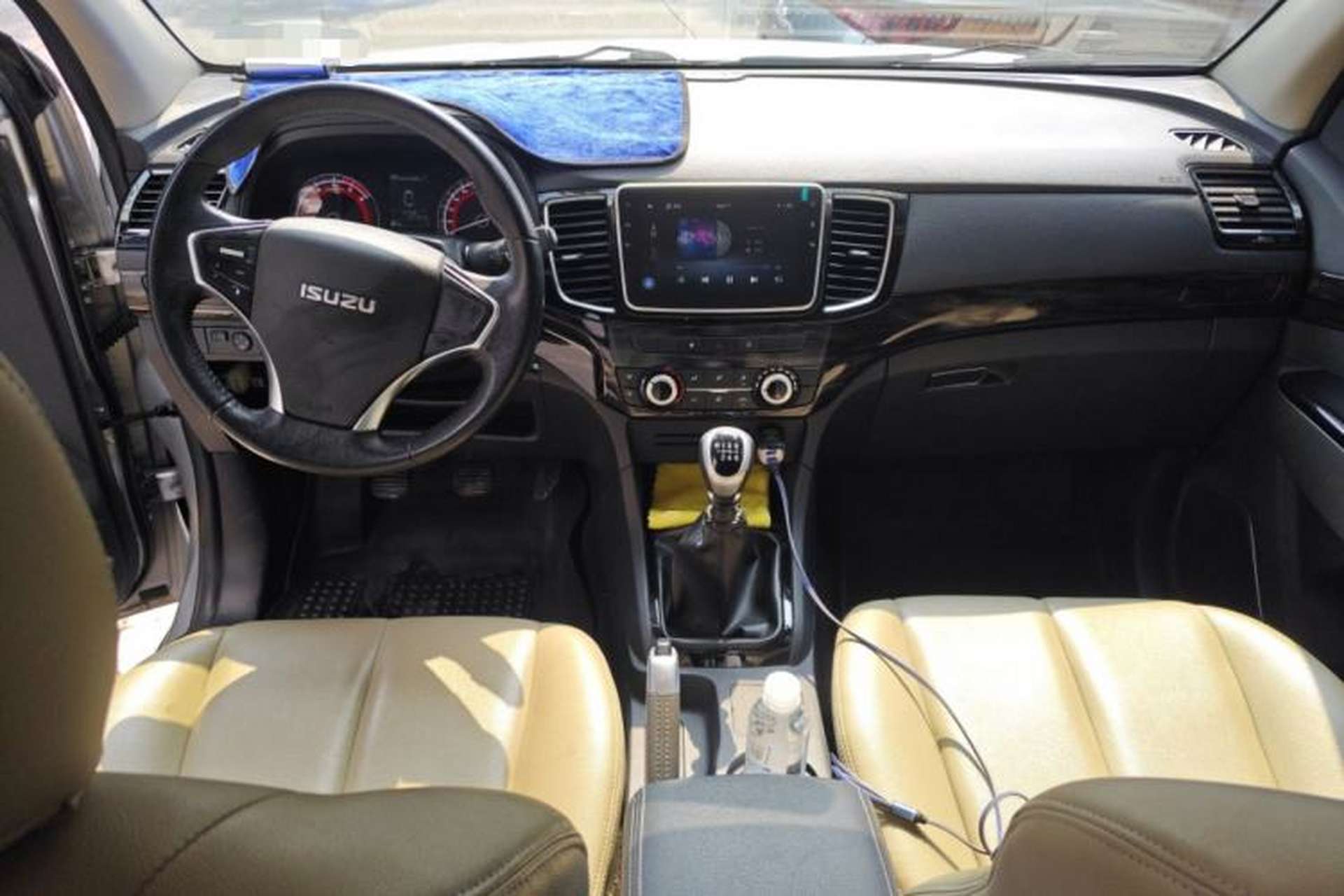 Used Isuzu D-MAX 2019 2.5T Two-Wheel Drive Manual Navigation Version China VI JE4D25Q6A Center Console