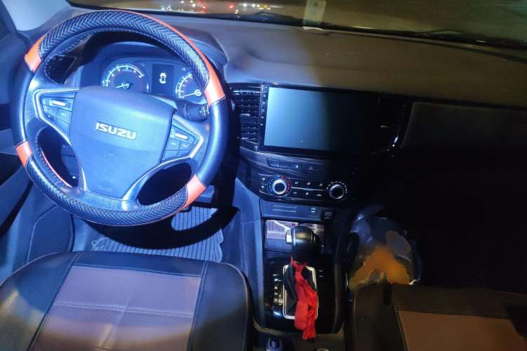 Used Isuzu D-MAX 2019 2.5T Four-Wheel Drive Automatic Base Version Extended Edition JE4D25Q5A Center Console