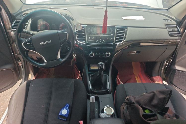 Used Isuzu D-MAX 2019 2.5T Two-Wheel Drive Manual Base Version JE4D25Q5A Center Console