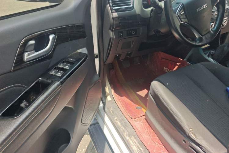 Used Isuzu D-MAX 2019 2.5T Two-Wheel Drive Manual Base Version JE4D25Q5A Driver Seat