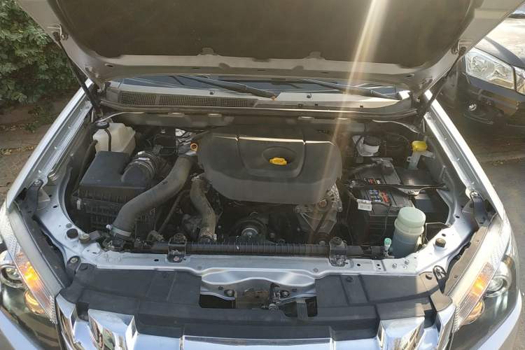 Used Isuzu D-MAX 2019 2.5T Two-Wheel Drive Manual Flagship Version China VI Emission Standard Extended Length JE4D25Q6A Engine Bay