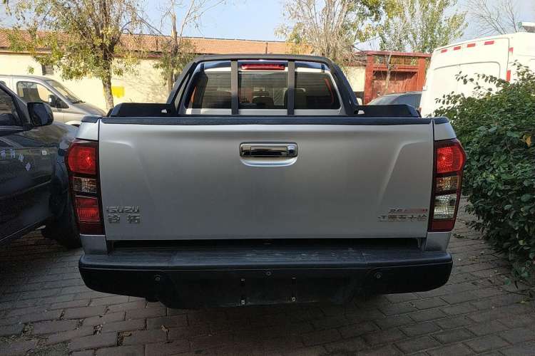 Used Isuzu D-MAX 2019 2.5T Two-Wheel Drive Manual Flagship Version China VI Emission Standard Extended Length JE4D25Q6A Exterior 4