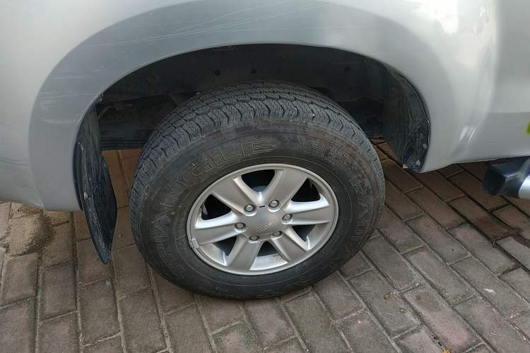 Used Isuzu D-MAX 2019 2.5T Two-Wheel Drive Manual Flagship Version China VI Emission Standard Extended Length JE4D25Q6A Exterior 8