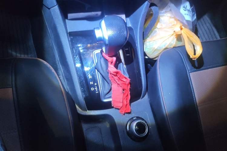 Used Isuzu D-MAX 2019 2.5T Four-Wheel Drive Automatic Base Version Extended Edition JE4D25Q5A Gear Lever