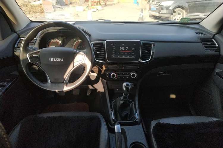 Used Isuzu D-MAX 2019 2.5T Two-Wheel Drive Manual Flagship Version China VI Emission Standard Extended Length JE4D25Q6A Interior 2