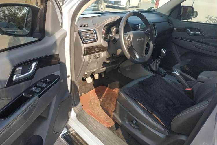 Used Isuzu D-MAX 2019 2.5T Two-Wheel Drive Manual Flagship Version China VI Emission Standard Extended Length JE4D25Q6A Interior 3