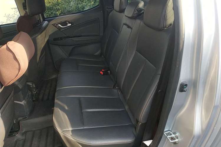 Used Isuzu D-MAX 2019 2.5T Two-Wheel Drive Manual Flagship Version China VI Emission Standard Extended Length JE4D25Q6A Interior 4