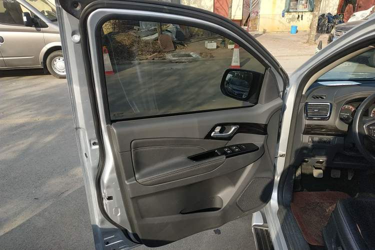 Used Isuzu D-MAX 2019 2.5T Two-Wheel Drive Manual Flagship Version China VI Emission Standard Extended Length JE4D25Q6A Interior 7