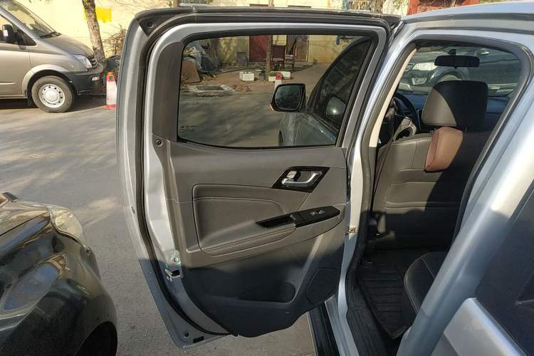 Used Isuzu D-MAX 2019 2.5T Two-Wheel Drive Manual Flagship Version China VI Emission Standard Extended Length JE4D25Q6A Interior 8