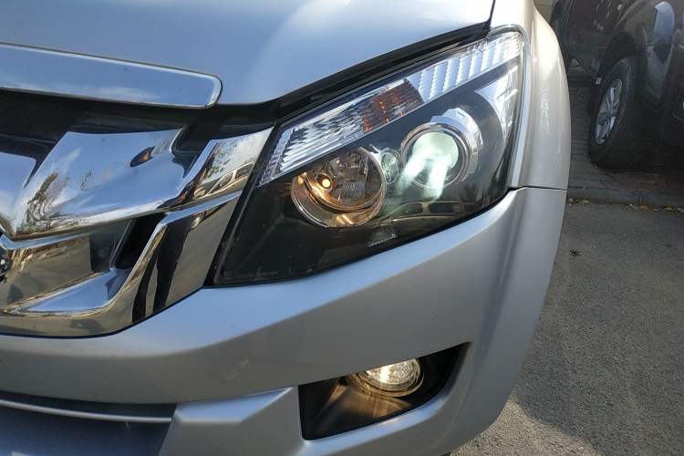 Used Isuzu D-MAX 2019 2.5T Two-Wheel Drive Manual Flagship Version China VI Emission Standard Extended Length JE4D25Q6A Left Front Headlight