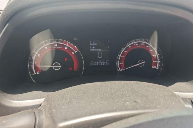 Used Isuzu D-MAX 2019 2.5T Two-Wheel Drive Manual Base Version JE4D25Q5A Odometer Close Up