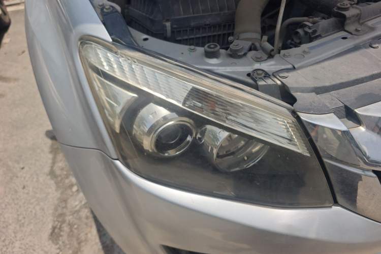 Used Isuzu D-MAX 2019 2.5T Two-Wheel Drive Manual Base Version JE4D25Q5A Right Front Headlight