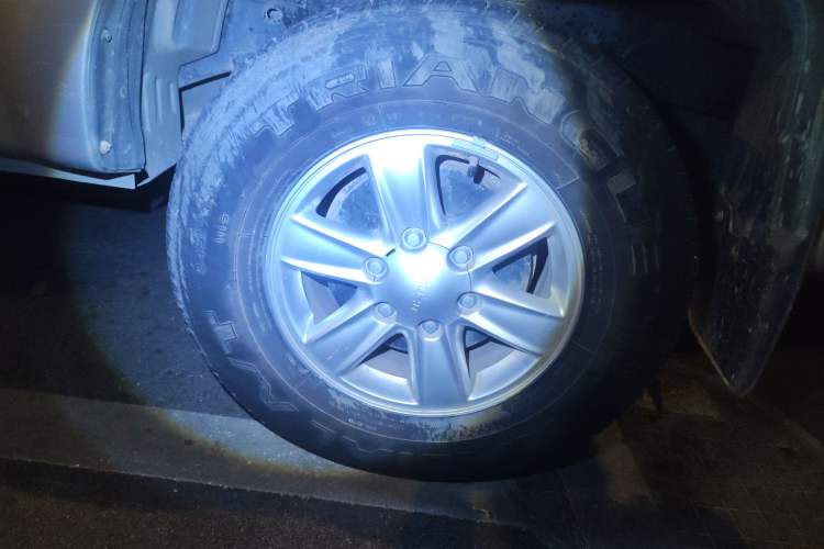 Used Isuzu D-MAX 2019 2.5T Four-Wheel Drive Automatic Base Version Extended Edition JE4D25Q5A Right Front Wheel Hub