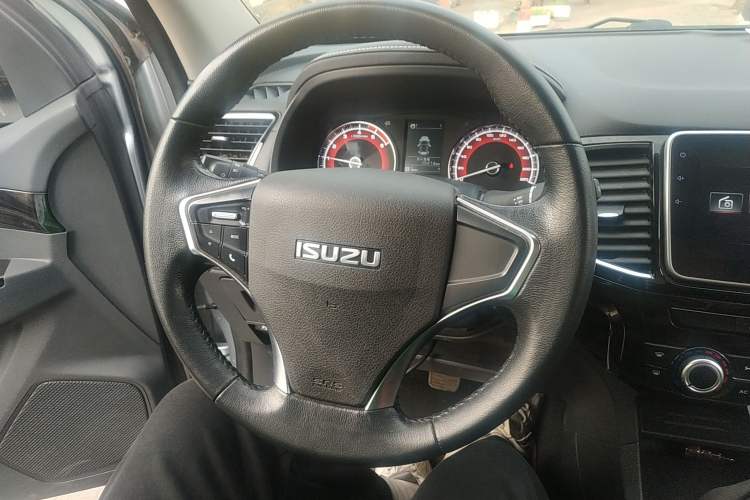 Used Isuzu D-MAX 2019 2.5T Two-Wheel Drive Manual Flagship Version China VI Emission Standard Extended Length JE4D25Q6A Steering Wheel