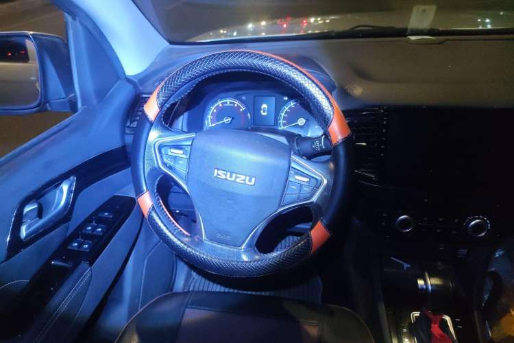 Used Isuzu D-MAX 2019 2.5T Four-Wheel Drive Automatic Base Version Extended Edition JE4D25Q5A Steering Wheel