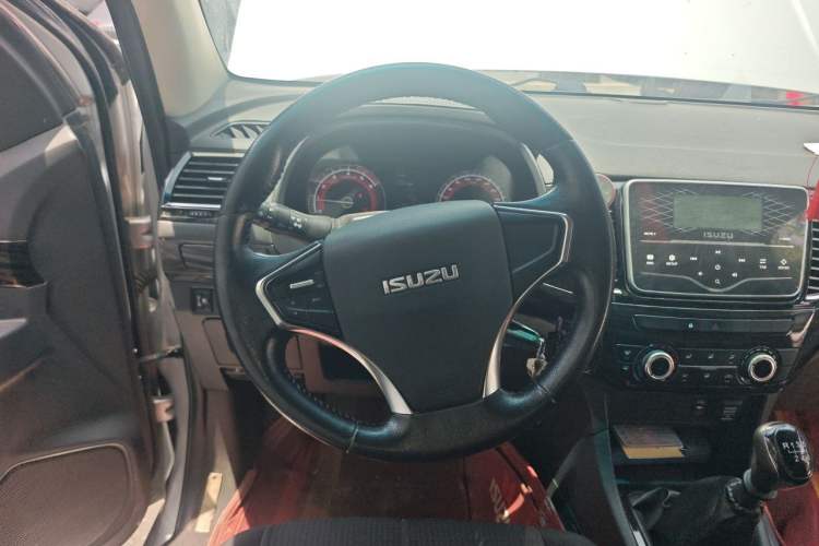 Used Isuzu D-MAX 2019 2.5T Two-Wheel Drive Manual Base Version JE4D25Q5A Steering Wheel