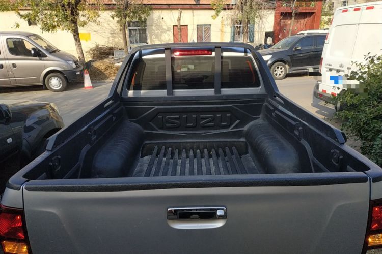 Used Isuzu D-MAX 2019 2.5T Two-Wheel Drive Manual Flagship Version China VI Emission Standard Extended Length JE4D25Q6A Trunk