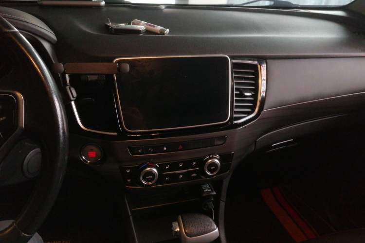 Used Isuzu D-MAX 2019 3.0T Four-Wheel Drive Automatic Ultra-Luxury Version 4JJ1-TC HI Audio And AC Panel