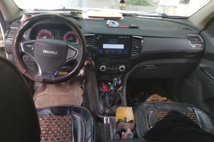 Used Isuzu D-MAX 2019 2.5T Two-Wheel Drive Manual Navigation Edition China VI Standard Extended Version JE4D25Q6A Center Console
